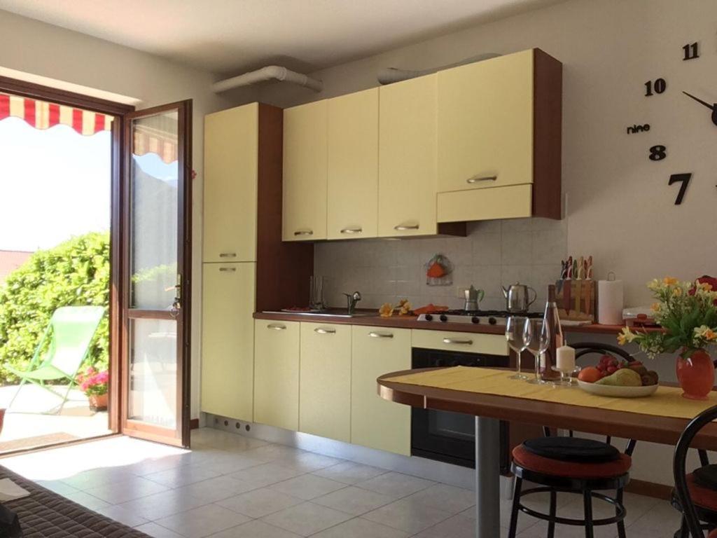 Apartamento Irina'S House With View On Like And Swimming Pool Riva di Solto Exterior foto